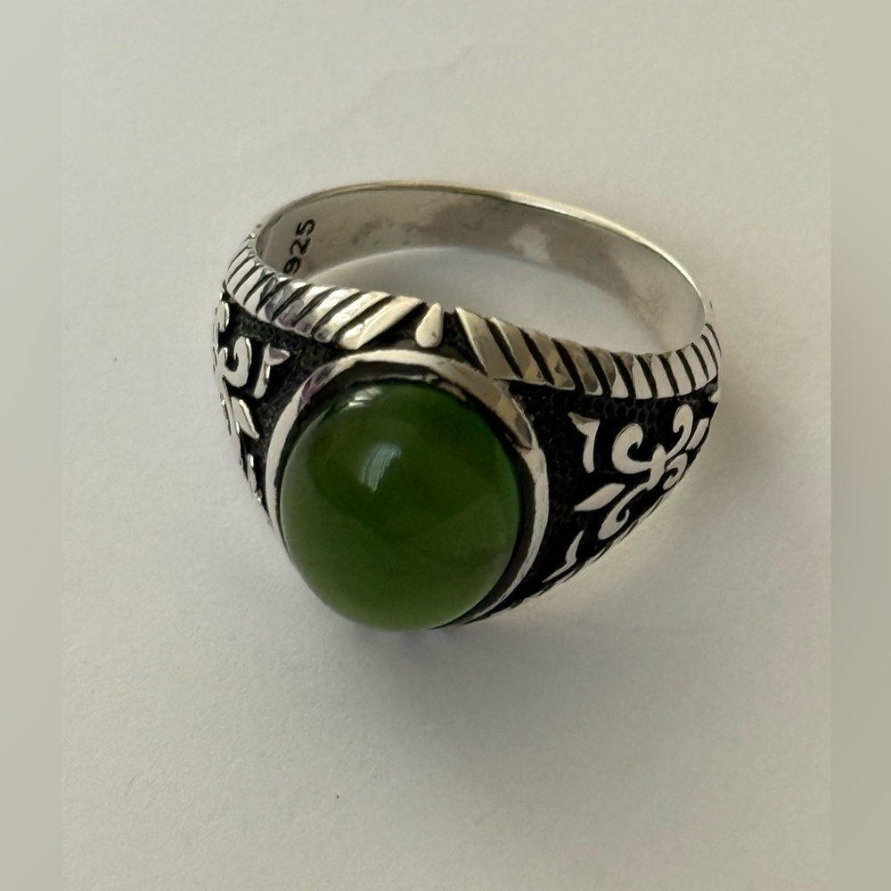 925 Silver fleur de lis green stone ring size 9.5